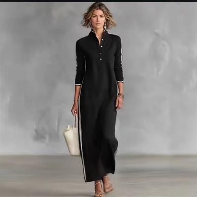 Schwarzes Langarm-Kleid mit Kragen, weißen Knöpfen und Streifen