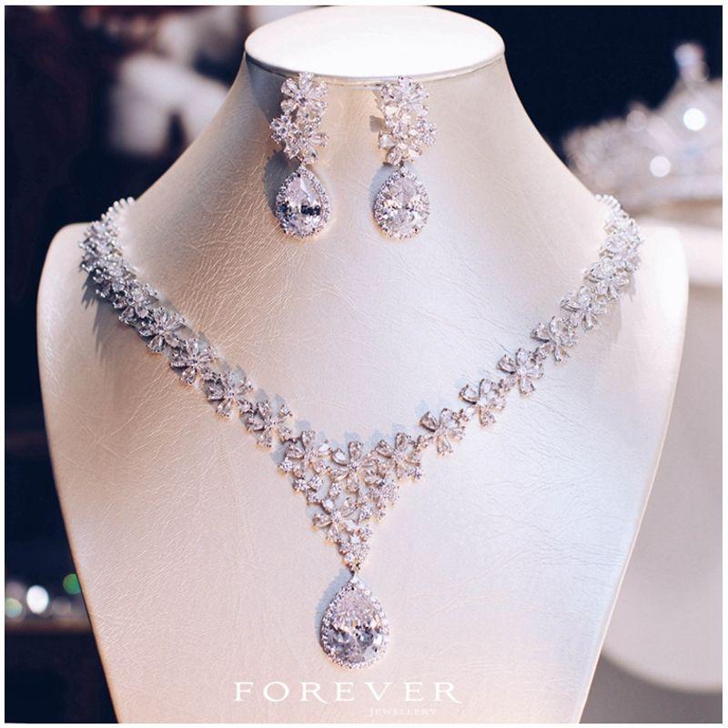 

Super Shiny Luxurious Zircon Micro-Inlaid Bridal Necklace and Earrings Suite Ornament Wedding Dress Accessories Dinner Party Jewelry [Silver] necklace + earrings (ear)
