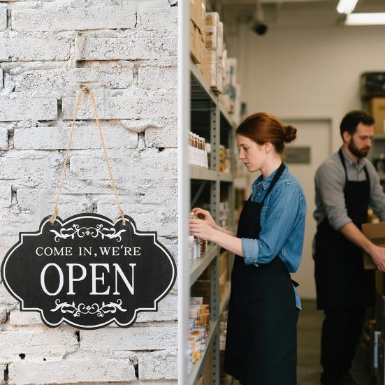 Rustic Business Sign Wooden Open And Closed Sign Double Sided Vintage Open Sign with Rope for Coffee Shop Restaurant Bar Door Window