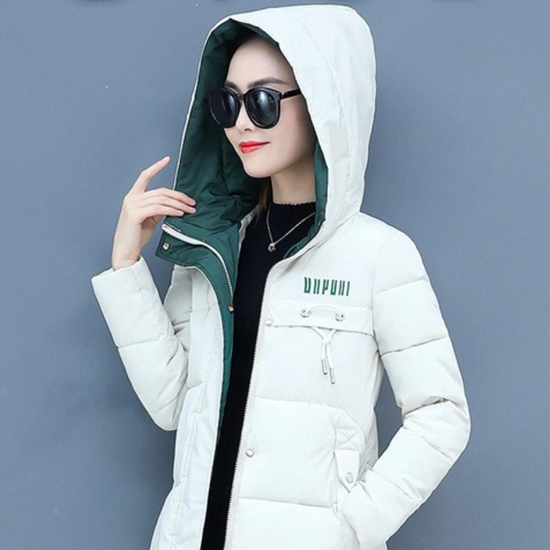 Зимняя женская куртка-пуховик с капюшоном и длинными рукавами — фото 12