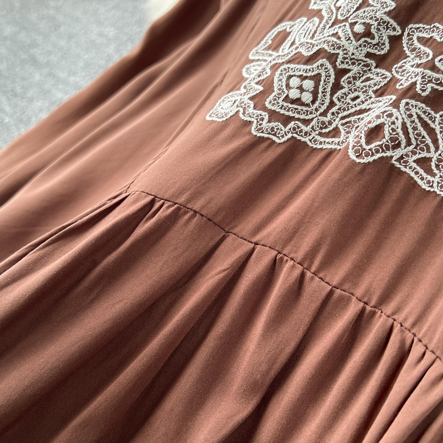 Платье свободного покроя в стиле бохо для женщин с вышивкой и принтом — фото 10