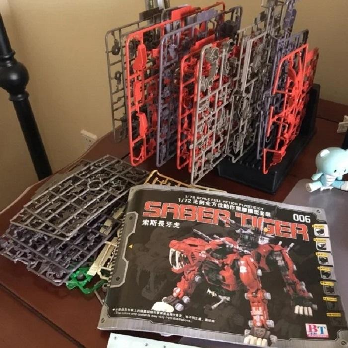 BT Model Building Blocks EZ-016 Red Saber Tiger 1:72 Scale Full Action Plastic Kit Assemble Model Christmas Gifts For Children