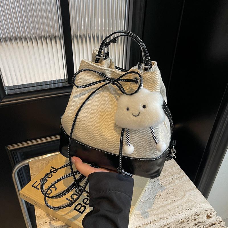 

Korean niche splicing canvas backpack women s 2025 commuter fashion handbag casual contrasting color shoulder armpit bag No pendant