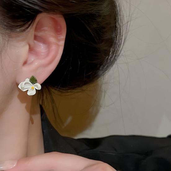 

1 пара зеленых серег-гвоздиков с цветком гардении, фея, милые серьги из сплава для женщин, сестры, мамы, любовника и друзей, ювелирные изделия с цветочным принтом, подарок