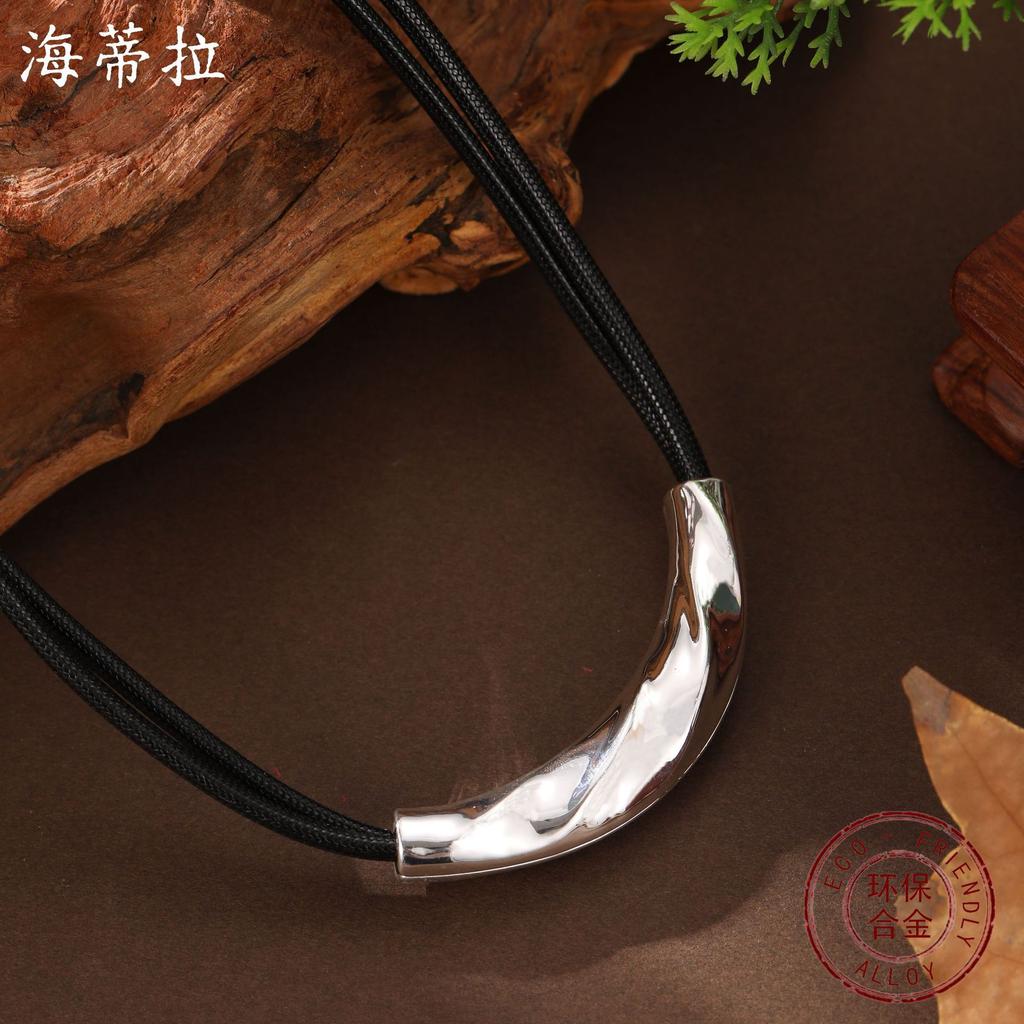 New smooth irregular crescent moon leather rope necklace, women's retro high-end crescent neck necklace
