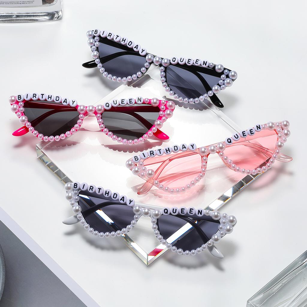 The New Large-framed Pearl-inset Letter Sunglasses Exude A Unique Festive Atmosphere and Are Trendy for Taking Photos