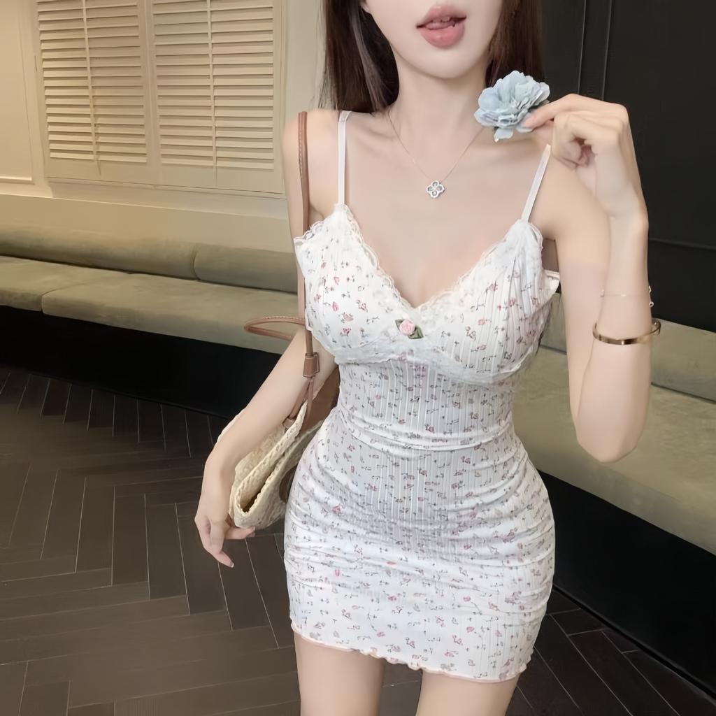 Sexy and Sweet, the New Spice Girl Sees Her Boyfriend's Small Floral Suspender Hip Skirt, Pure Desire Wind Tight