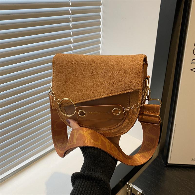 

Осень и зима ретро простая маленькая сумка женская новая модная цепочка кроссбоди женская сумка простая текстура плечевая сумка-седло коричневый