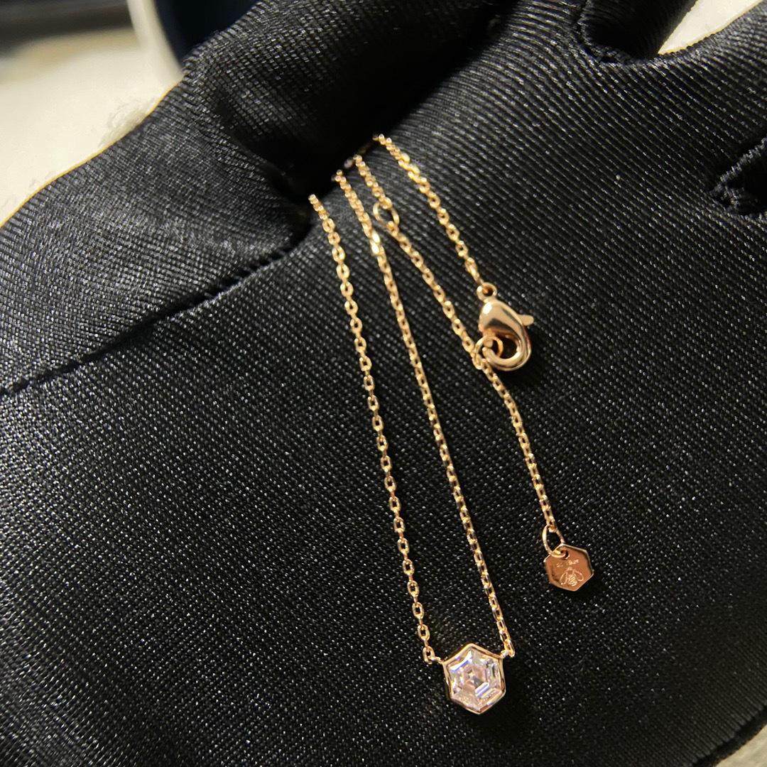 2025 Elegant Honeycomb Diamond V Gold Necklace for Women