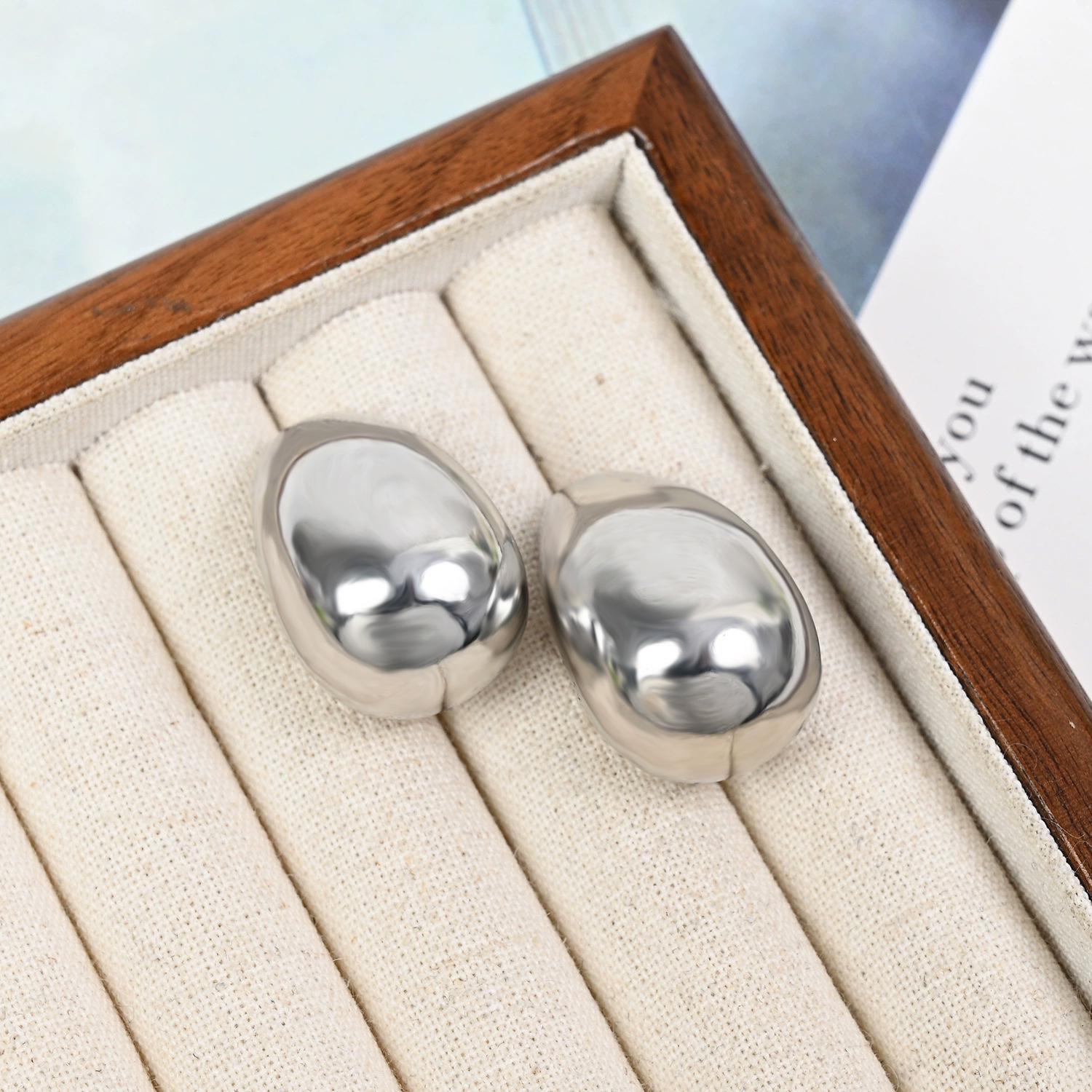 

Exaggerated 3D Silver Water Drop Stud Earrings with S925 Silver Needle - Simple, Smooth, Irregular Design for Women платиновий