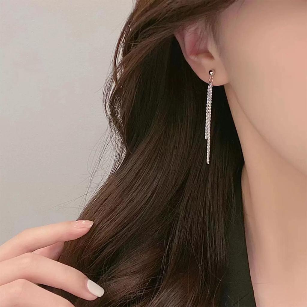 Silver needle temperament long fringed stud earrings for women, high-end earphones, simple and versatile, niche design earrings and earrings.