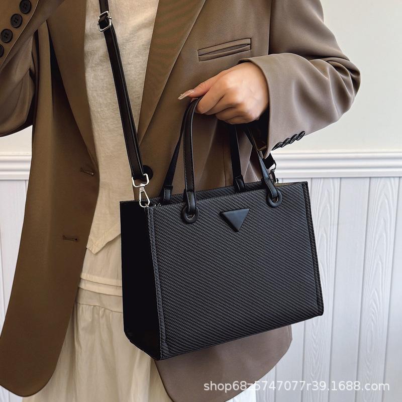 Bag women's spring 2025 new fresh and sweet large-capacity tote solid color shoulder bag simple casual commuter bag