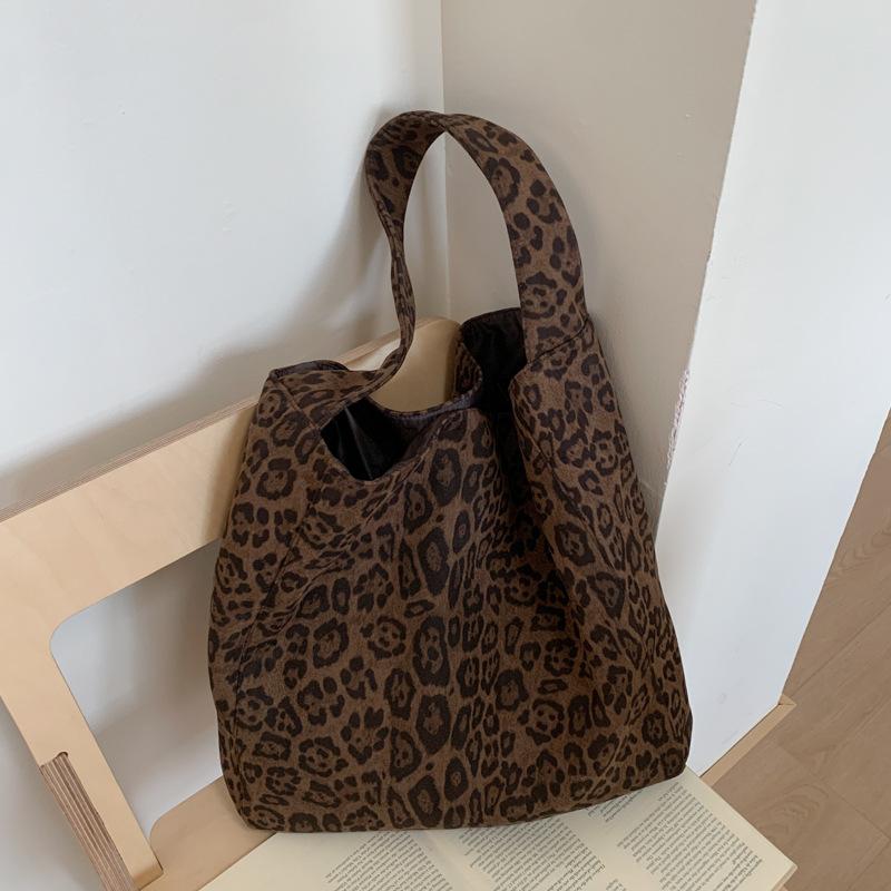 

Leopard print cloth bag women s large-capacity autumn and winter casual shoulder bag textured commuter tote bag леопардовый