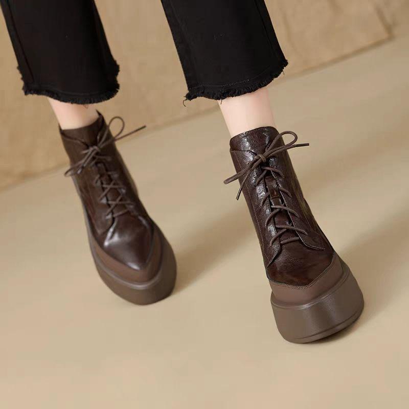 Damen Herbst/Winter Martin Stiefel: Weiche Plateausohle, Dicke Sohle, Höhenverstärkende Stiefeletten im britischen Stil, Spitze Zehenpartie und Blockabsatz.