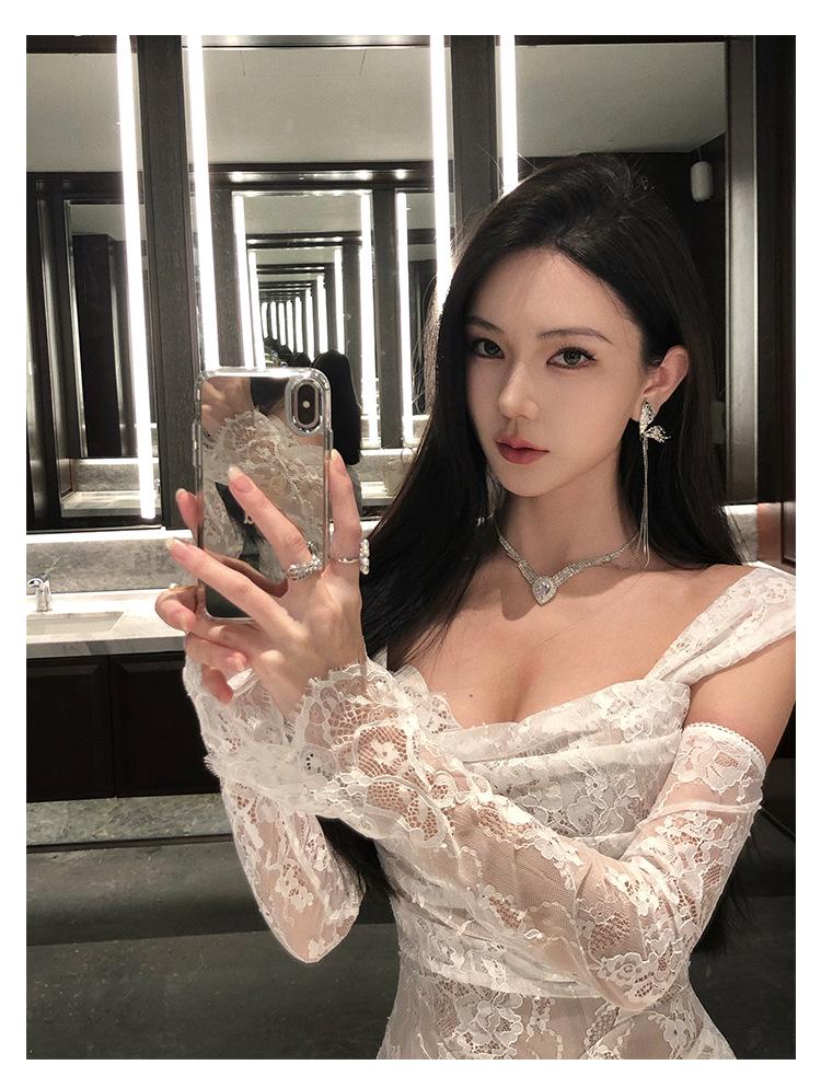 Elegant Strapless Lace Fishtail Evening Gown with Waist-Slimming Design