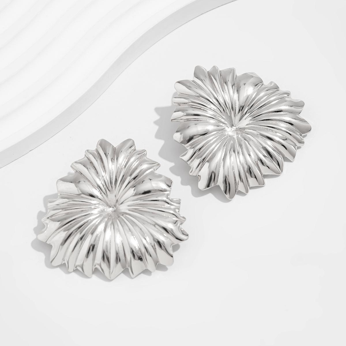 

Нишевая преувеличенная индивидуальность Простые геометрические плиссированные серьги-ромашки Серьги Senior Sense Temperament для вечеринок, поездок на работу, путешествий, женские серьги