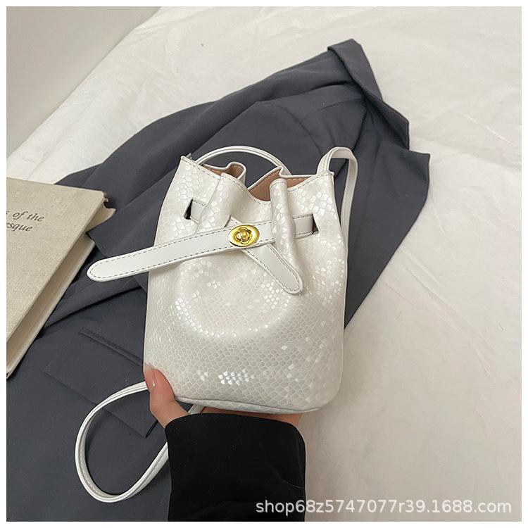 

2025 Новая корейская сумка-ведро Однотонная простая текстура Повседневная сумка через плечо Ретро универсальная Большая вместимость Сумка для поездок на работу белый