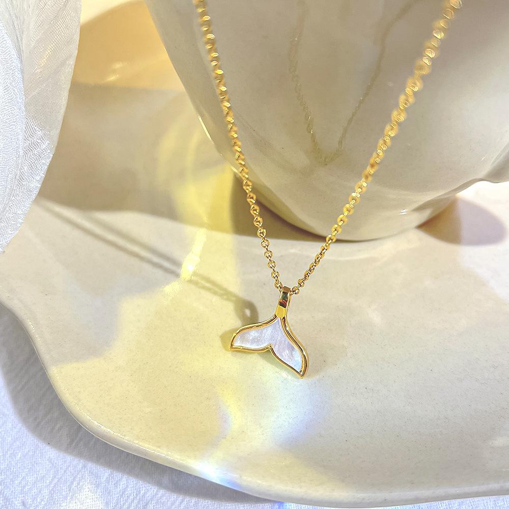 Korean Fishtail Pendant Necklace: Versatile Women's Retro Clavicle Chain in Light Luxury Style