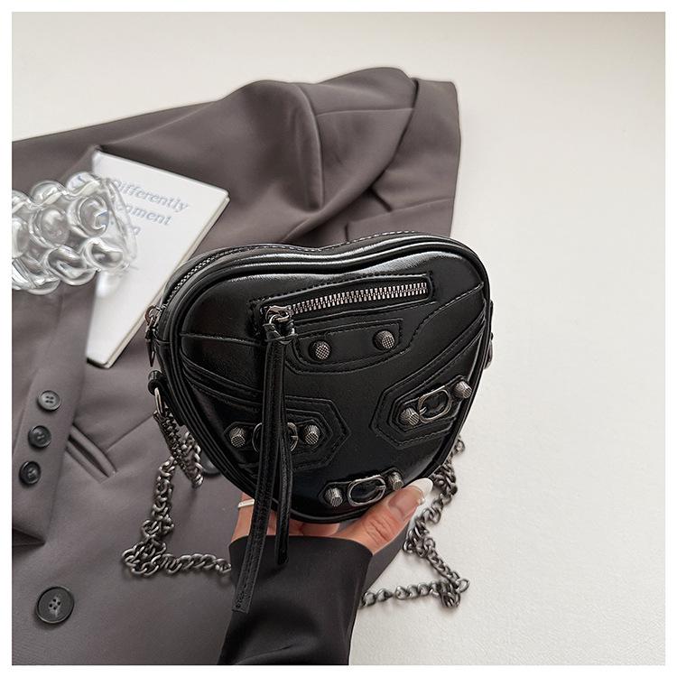 

2025 summer new mini chain bag sweet cool trendy love-shaped locomotive bag leather fashion oblique span rivet bag чёрный