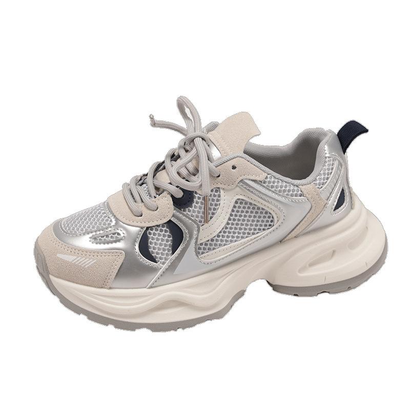 Gray thick-soled Korean versatile and lightweight thick-soled sports shoes for women's summer 2025 new shoes showing feet, small Hong Kong style