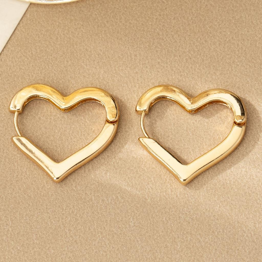 Hollow Love Earrings Design Elegant and Sweet Stud Earrings Classic Trend Simple Earrings