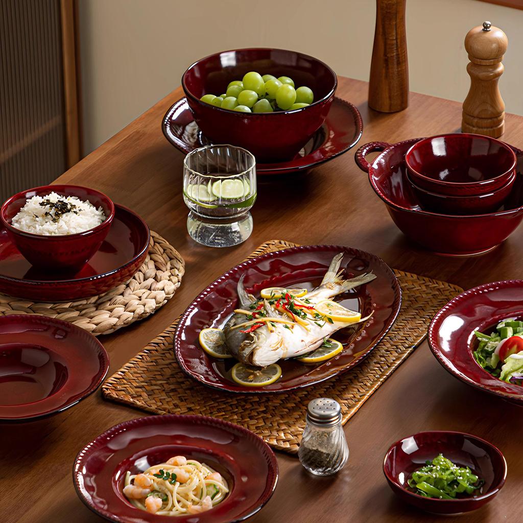 Set di Stoviglie in Ceramica Rossa Cotto in Forno: Ciotole, Piatti e Piatti in Stile Retrò con Decorazioni Sottosmalto per Uso Domestico.