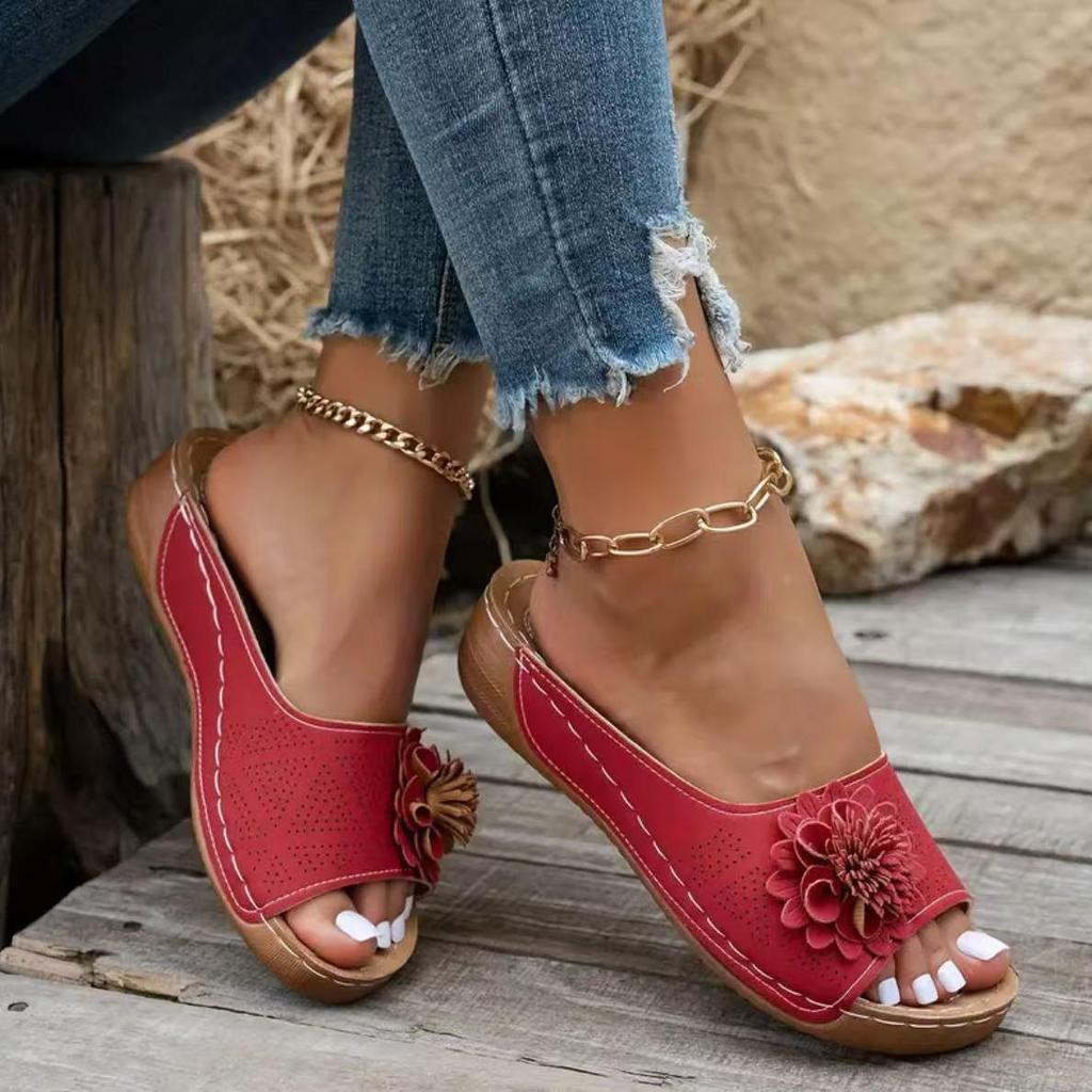 Elegante Damen-Schlupfsandalen in Weiß mit floralem Akzent - Offene Zehenpartie, einfaches Anziehen für bequemes Sommer-Tragen, Riemchensandalen