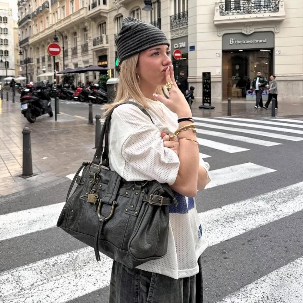 Women's New Y2K Millennium Style Large Capacity Tote Bag with Retro Design Lock Head Rivet Women's Handheld Underarm Bag
