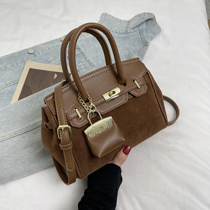 

Niche design lock buckle handbag women s 2025 autumn new retro niche texture commuter shoulder messenger bag Small коричневый