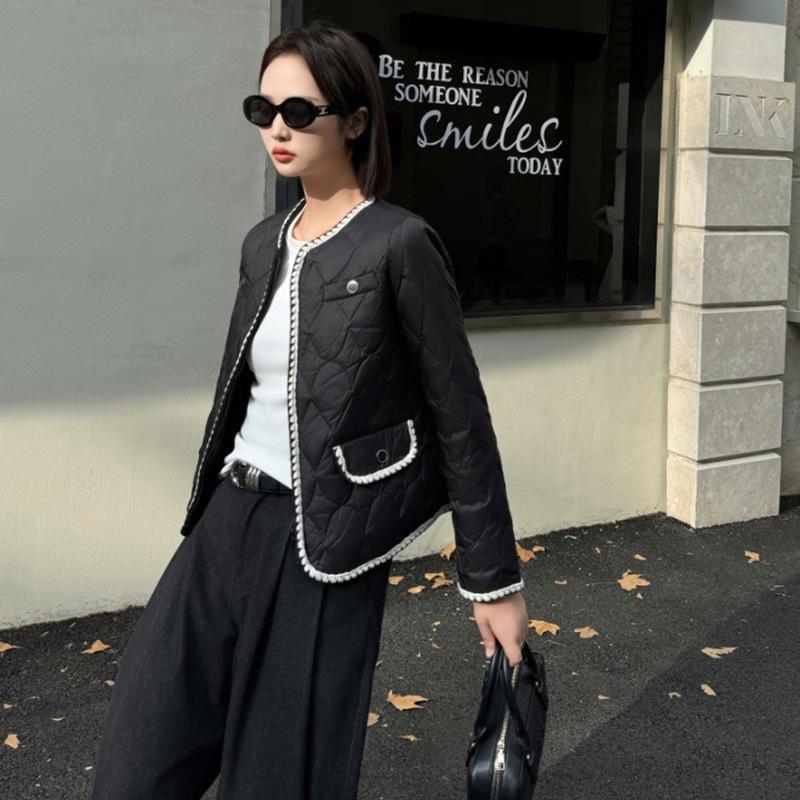 

Пуховик Сяосянфэн женский короткий 2025 зима круглый вырез легкий модный темперамент нишевый зарубежный стиль тонкая куртка тренд S чёрный