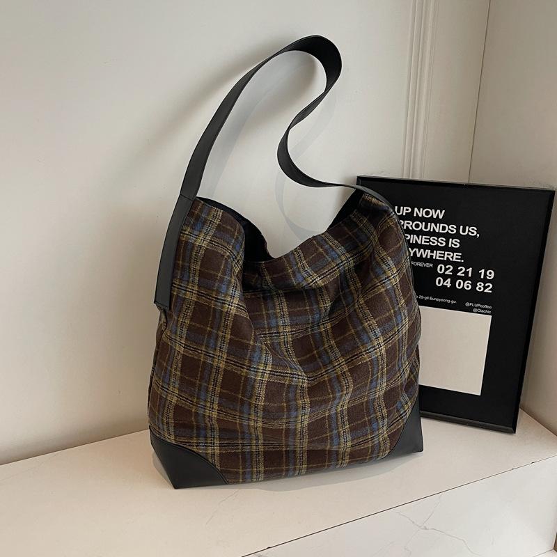 

Новая сумка-тоут для детей осень-зима 2025, новая корейская версия сумки под мышкой большой вместимости, повседневная сумка на плечо в стиле преппи темно-коричневого