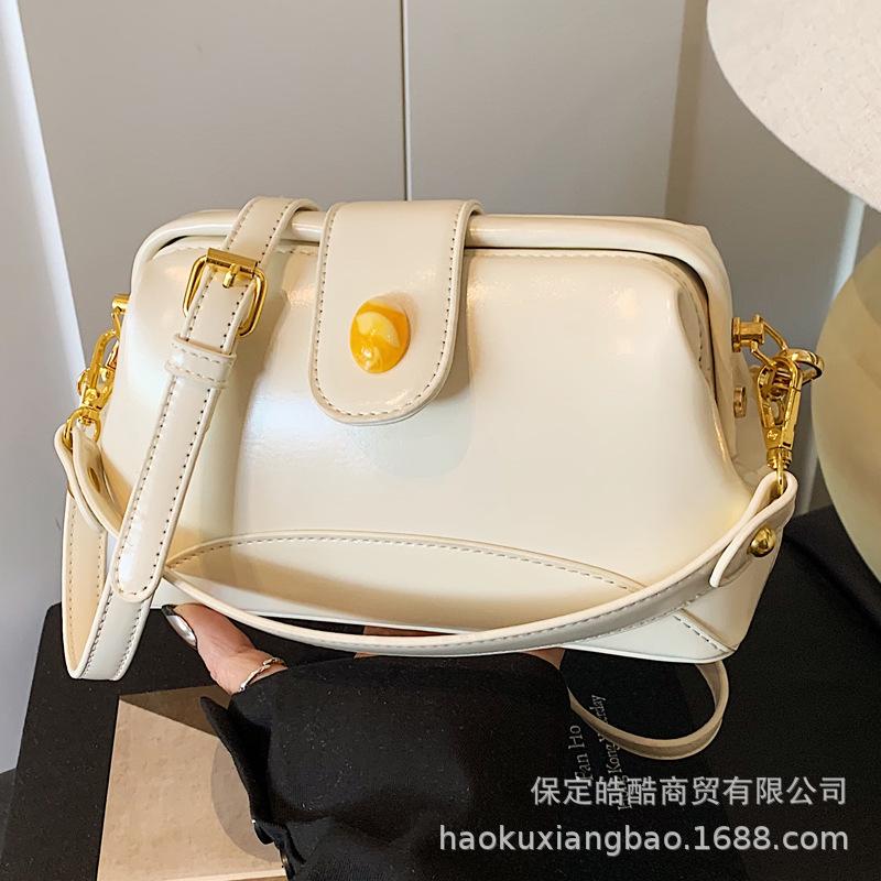 Premium sense niche bag women's summer 2025 new fashion messenger bag Korean version ins portable clip small square bag