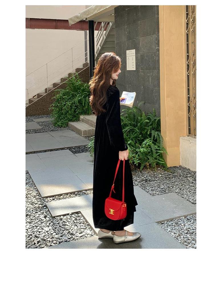 Złota Welurowa Sukienka w Stylu Hepburn: Jesień 2024 Francuska Retro Sukienka z Dekoltem V, Bufiastymi Rękawami, w Pasie, Długa