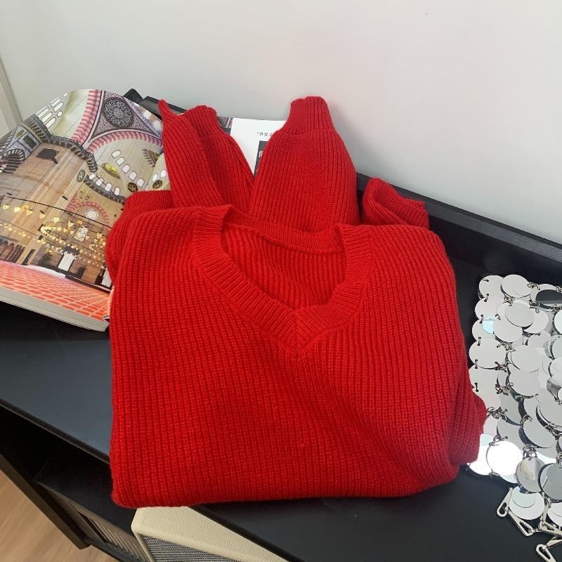 Wear a red sweater with autumn and winter cherries, and a chic lantern sleeve top in the Year of the Dragon tea