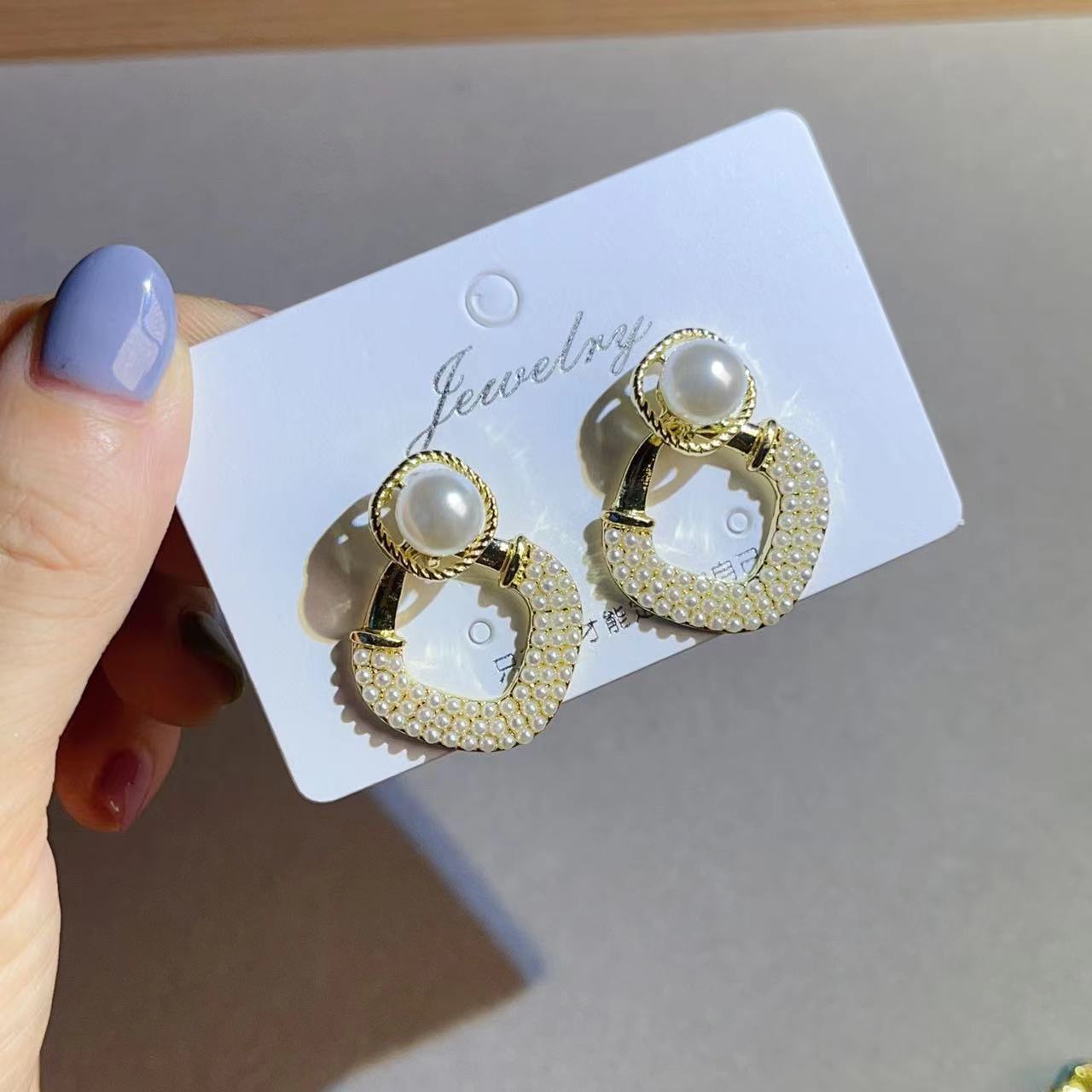 

French retro geometric pearl stud earrings for women, fashion temperament, small fragrant earrings, versatile medium and antique ears золотой