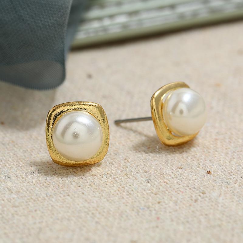 Retro Baroque Pearl Stud Earrings Women's Versatile High-end French Earrings, Simple Temperament, Personalized Trendy Ear Jewelry