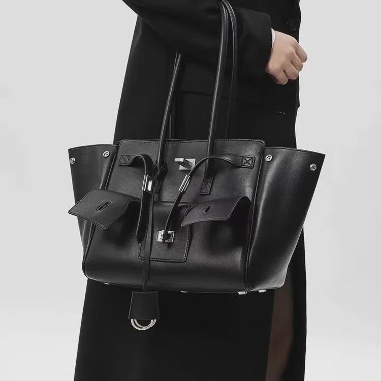 2024 Neutral Hot Girl Motorcycle Tote: Large-Capacity Solid Color Shoulder Bag for Commuters - Trendy All-Match Design