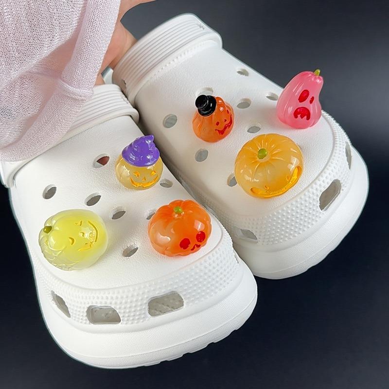 Ensemble de 6 Charms de Chaussures Noctiluents Accessoires Boucle de Chaussure à Trous pour Halloween Résine Citrouille Démon DIY Décorations de Chaussures 3D Cadeau