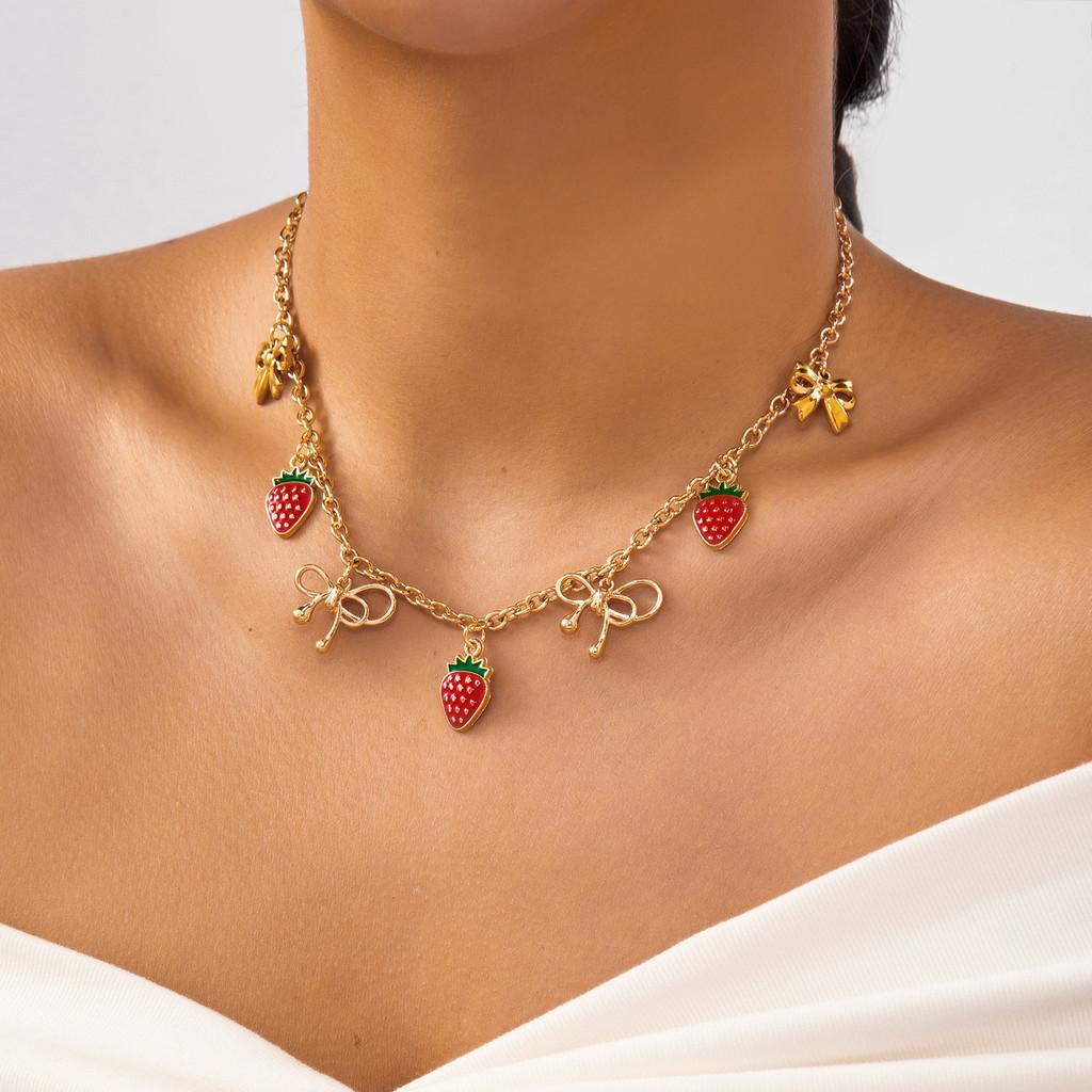 Erdbeer-Kirsch-Anhänger Halskette Mit Legierungskette Für Lässige Damen Winter