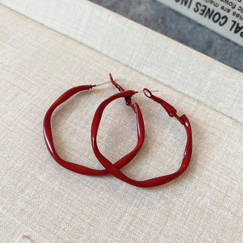 Boucles d'oreilles créoles Ankara Red Silver Needle Drip Oil: Style Rétro Hong Kongais pour Femmes, Polyvalent, avec un Design Unique.