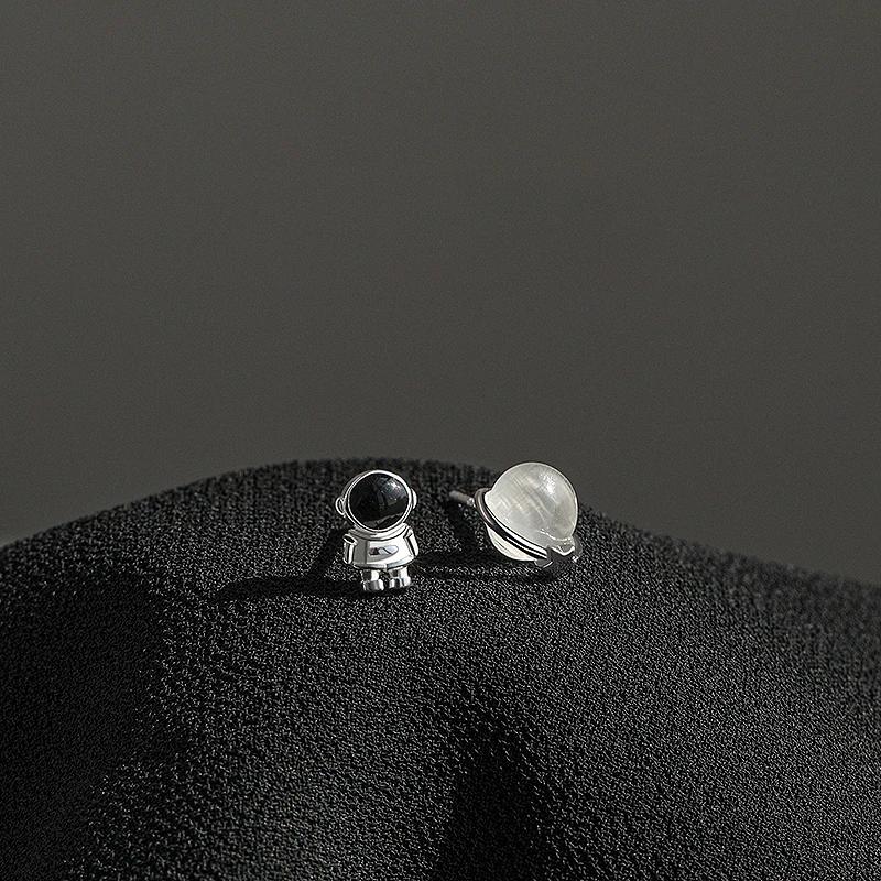 Minimalism Silver Color Cute Space Astronaut Stud Earrings for Women Asymmetric Planet Opal Lovely Simple Ear Piercing Jewelry