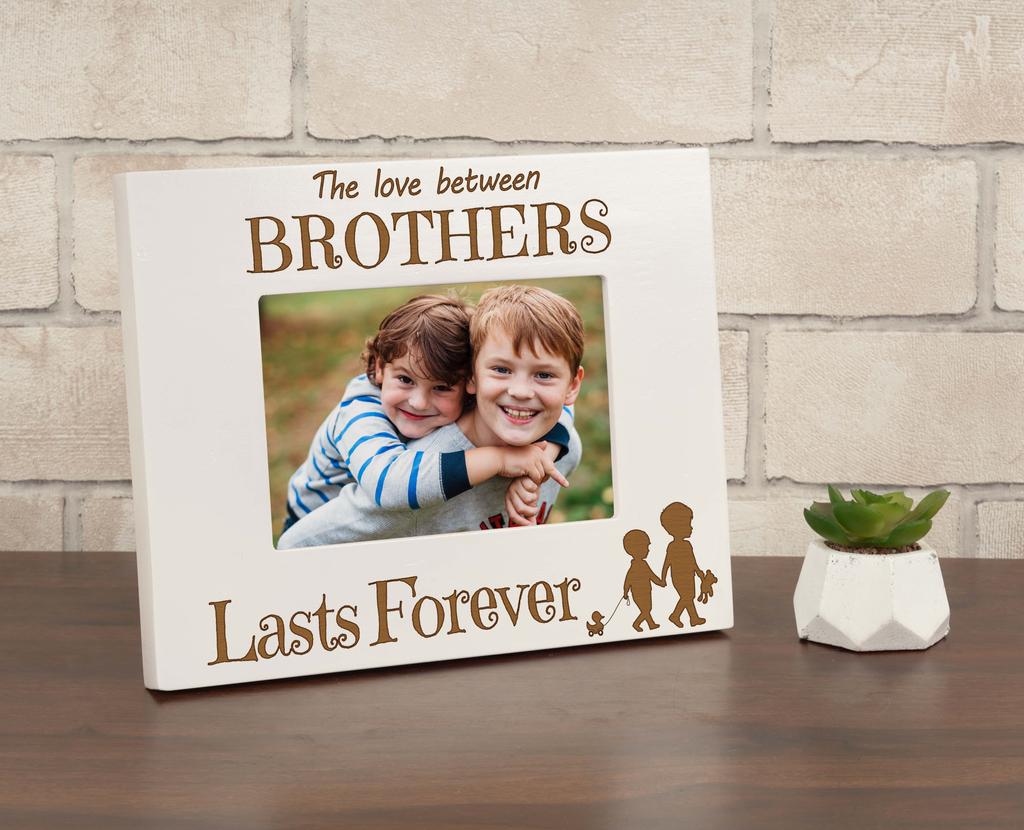 Darling Souvenir MADE WITH LOVE Gravierter Tischplatten-Fotorahmen Holz Die Liebe zwischen Brüdern hält ewig Zitate Weißer Bilderrahmen