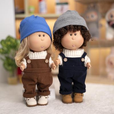 Kartoffelpuppe Mia: Gelenkpuppe aus Vinyl mit Pullover-, Latzhosen- und Schuhset