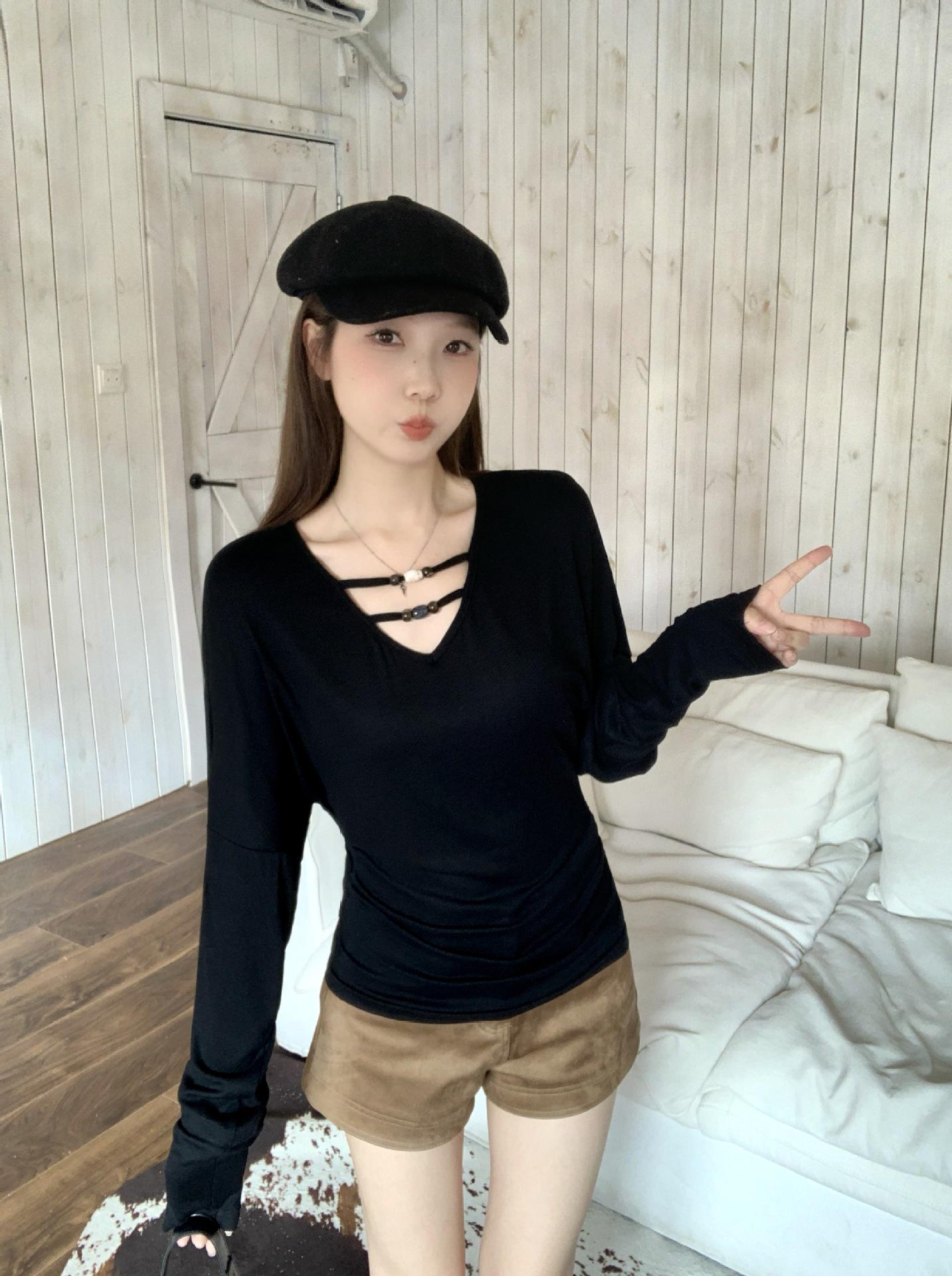 

Plus Size Beaded V-Neck Long-Sleeve Slimming Top M чорний