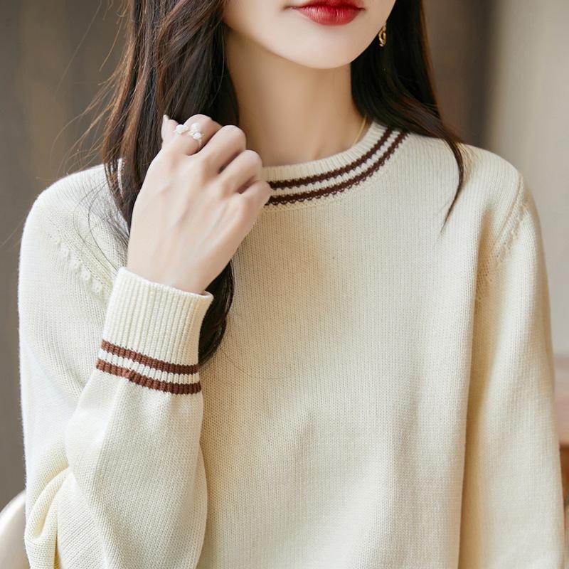 Dies ist ein neuer Herbst- und Winter-Design-Stil Pullover und Strickpullover für Damen, mit einem farbblockierenden gestreiften verdickten warmen Baselayer.