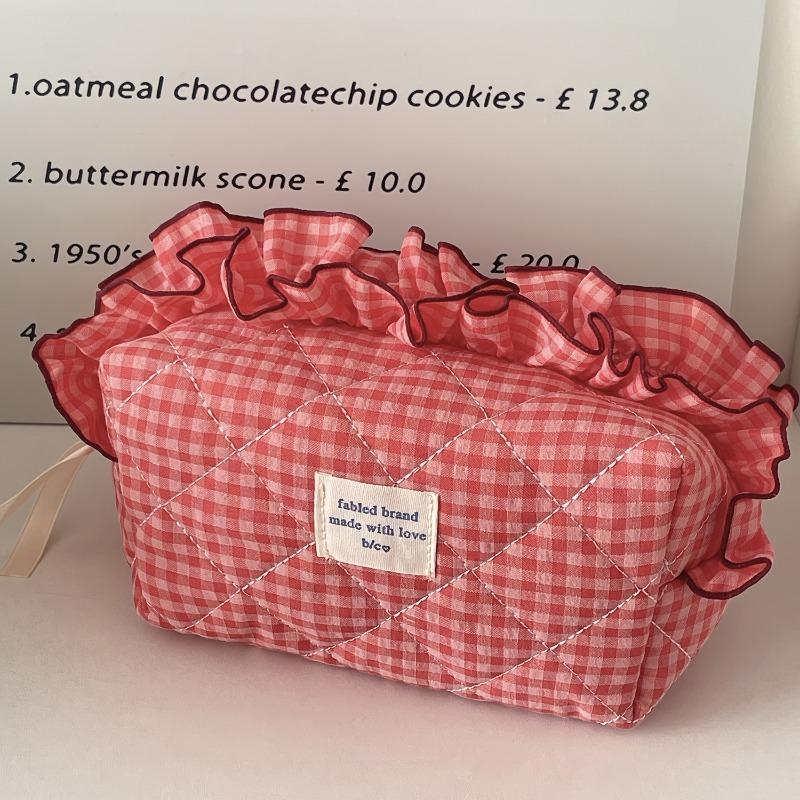 Lace checkered makeup bag, Ins minimalist niche style, high-value large-capacity cosmetic pouch, portable for travel and daily use.