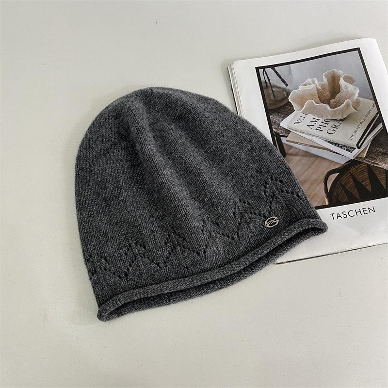 

Осенне-зимняя шерстяная вязаная шапка женская, высокая, подчеркивающая лицо, маленькая шапка-пуш, простая, универсальная, с защитой ушей, головной убор, шапка для послеродового периода M（56-58cm） серый