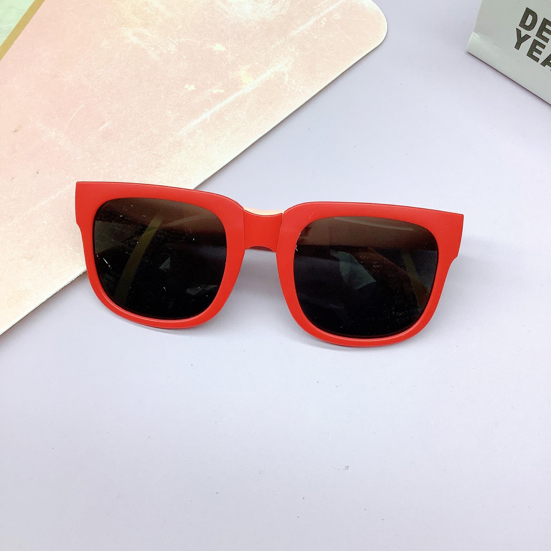 

New Box Folding Frame Feet Stand Contrast Children s Sunglasses UV Protection Baby Glasses красный