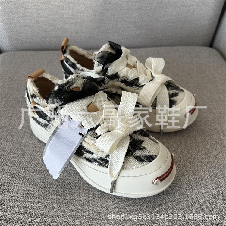 

Осенью 2024 года Тан Цзяньцзи открыл рот, чтобы рассмеяться, представив новые парусиновые туфли на толстой подошве с большой головкой 2.0 Bow для женщин 35