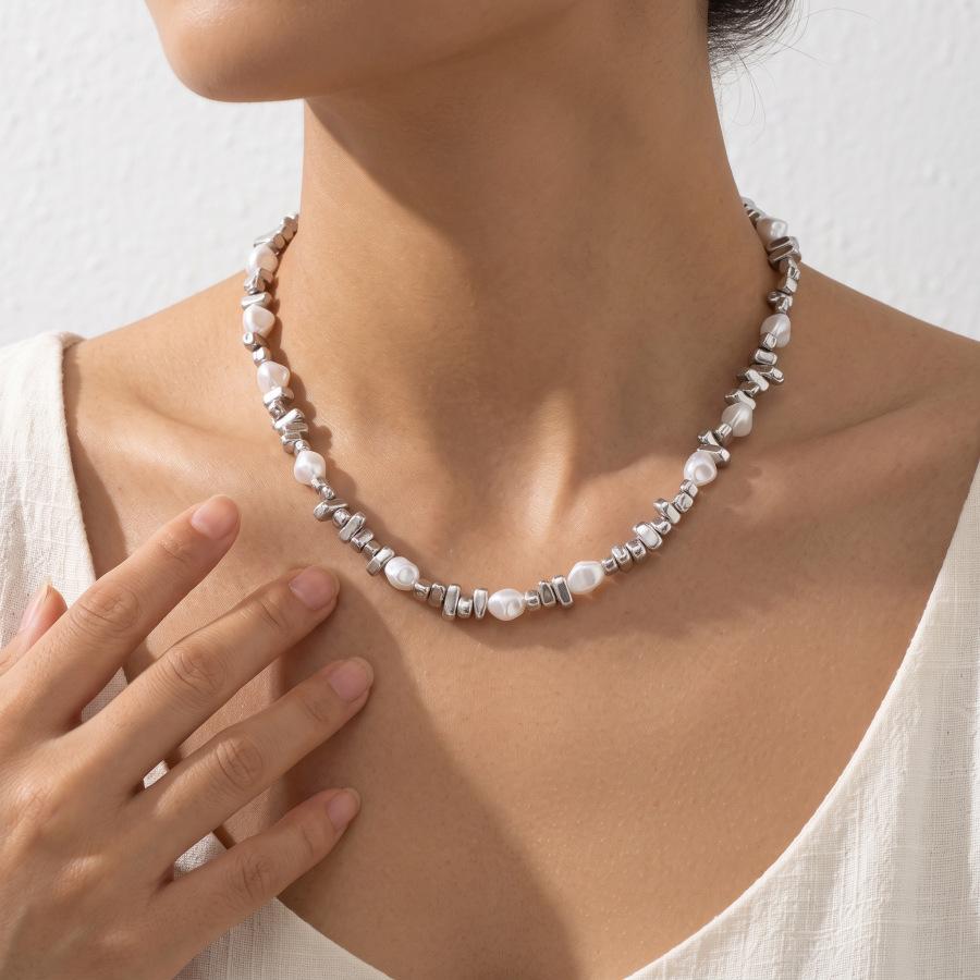 European and American Baroque irregular imitation pearl beaded necklace choker simple ins star fringed necklace